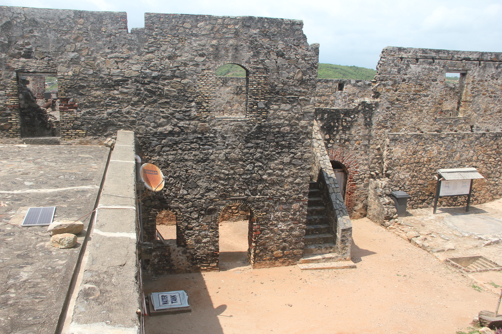 Innenhof von Fort Amsterdam, Fort Amsterdam Abandze, Kolonialarchitektur Ghana, Remo Kurka