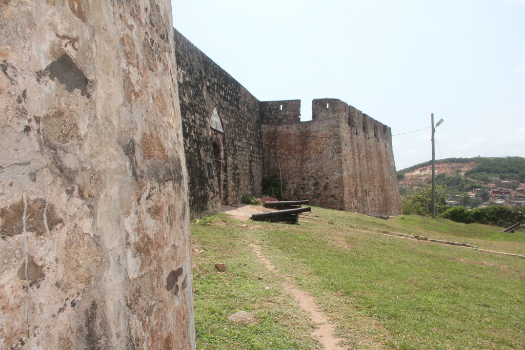 Architektur Fort Amsterdam, Zwei kanonen am Haupttor von Fort Amsterdam. (c) Remo Kurka, Ghana